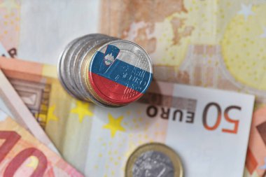 Euro para Slovenya euro para banknot arka plan üzerinde bayrağı ile
