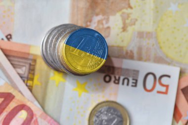 Euro madeni para ile Ukrayna ulusal bayrak euro para banknot arka plan üzerinde