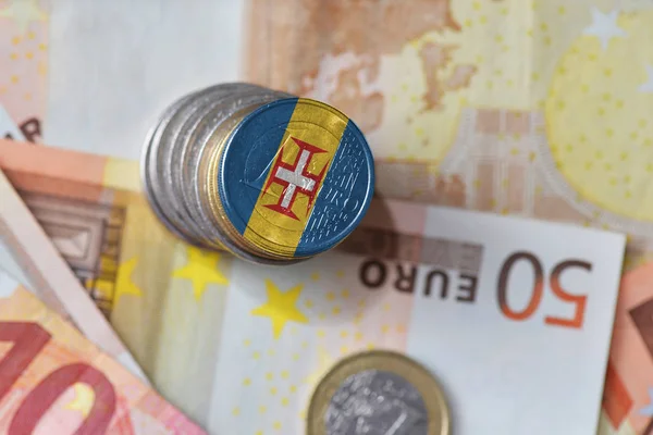 Κέρμα του ευρώ με την εθνική σημαία της Μαδέρας για το φόντο χρήματα με τραπεζογραμμάτια ευρώ — Φωτογραφία Αρχείου