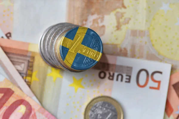 Euromünze mit schwedischer Nationalflagge auf dem Hintergrund der Euro-Banknoten — Stockfoto