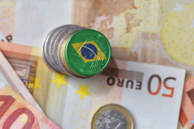 Euro para Brezilya ulusal bayrak euro para banknot arka plan üzerinde.