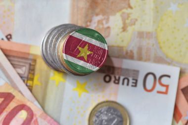 Euro madeni para ile Surinam ulusal bayrak euro para banknot arka plan üzerinde.