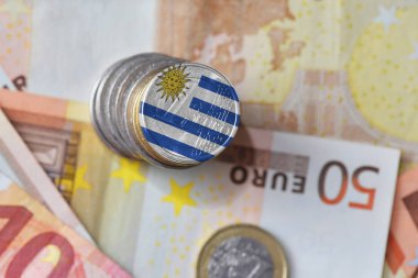 Euro madeni para ile uruguay ulusal bayrak euro para banknot arka plan üzerinde.