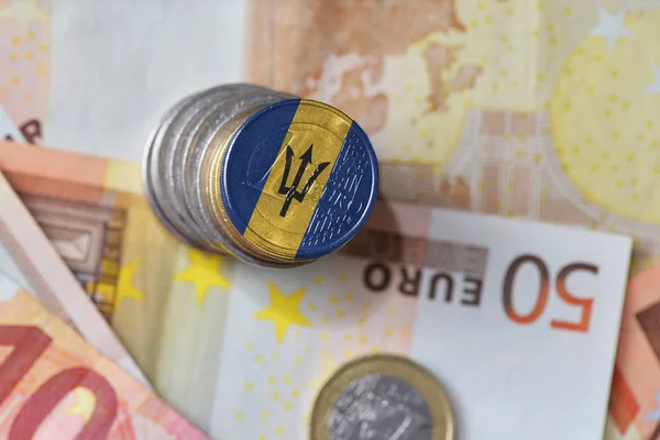 Euro-Münze mit Nationalflagge von Barbados auf dem Hintergrund der Euro-Banknoten. — Stockfoto