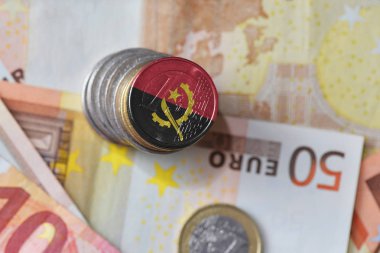 Euro madeni para ile angola ulusal bayrak euro para banknot arka plan üzerinde.