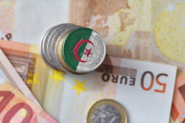 Euro madeni para ile Cezayir ulusal bayrak euro para banknot arka plan üzerinde.