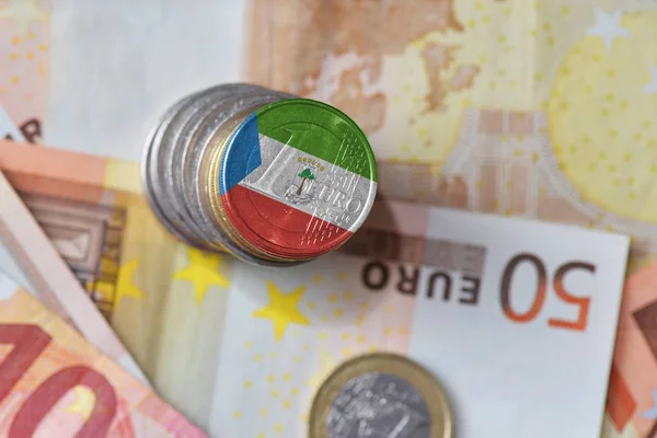 Euromynt med flagga Ekvatorialguinea på euron pengar sedlar bakgrunden. — Stockfoto