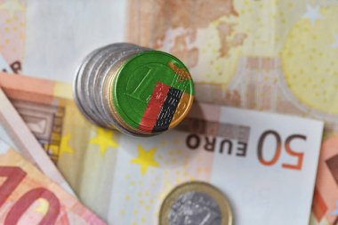 Euro madeni para ile Zambiya euro para banknot arka plan üzerinde bayrağı.