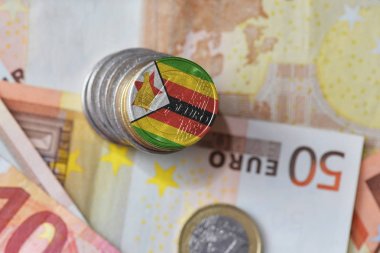 Euro madeni para ile Zimbabve Ulusal bayrak euro para banknot arka plan üzerinde.