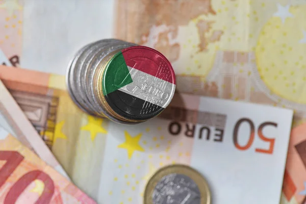 Euromynt med flagga sudan på euron pengar sedlar bakgrunden. — Stockfoto