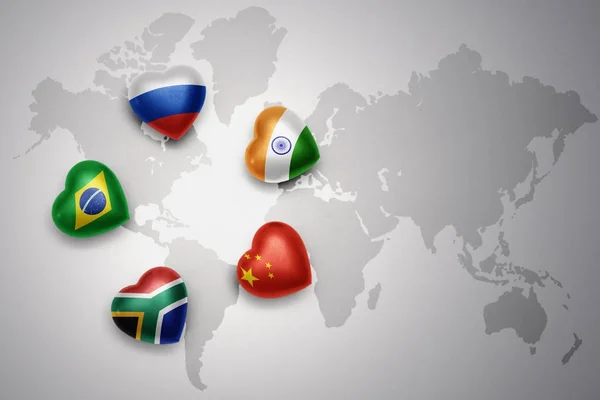 心与金砖四国、 俄罗斯、 巴西、 印度、 中国、 南非五国在世界地图背景上的标志. — 图库照片
