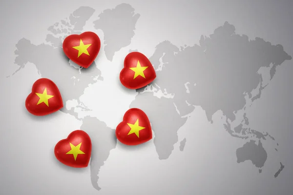 世界地図背景にベトナムの国旗と 5 つの心. — ストック写真