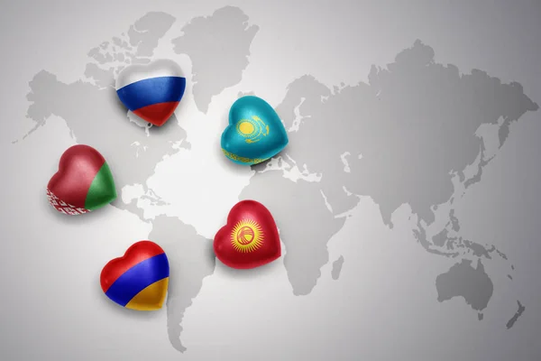 kalpleri ile dünya harita arka plan üzerinde Avrasya ekonomik Birliği, Rusya, Beyaz Rusya, Ermenistan, Kazakistan, Kırgızistan, beş ülke bayrakları.