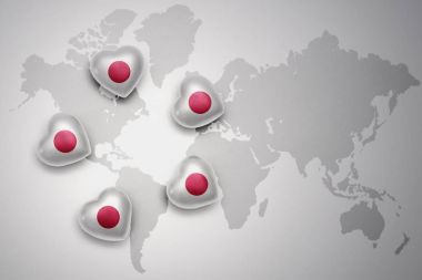 Beş mavi kalpler olan bir dünya harita arka planda Japonya'nın ulusal bayrak