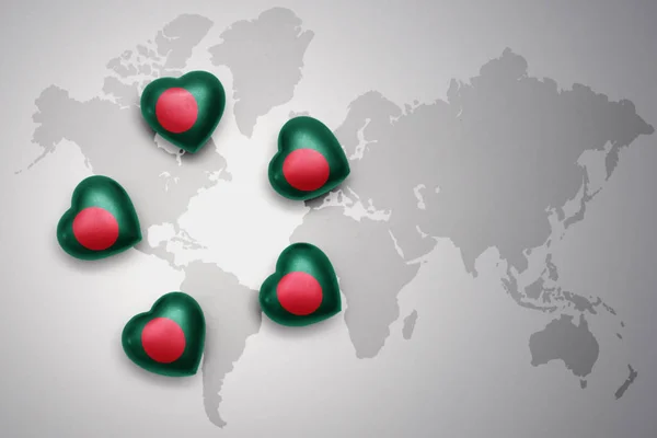 Cinque cuori con bandiera nazionale del bangladesh su sfondo mappa del mondo — Foto Stock