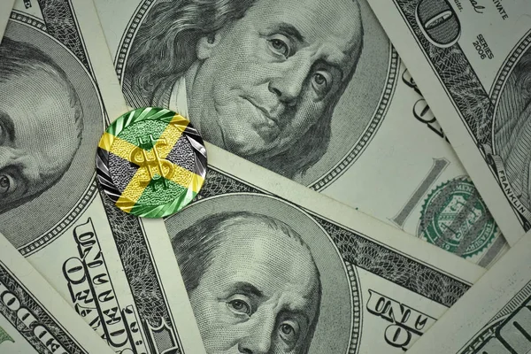 Νομισμάτων με το σύμβολο του δολαρίου με εθνική σημαία της Τζαμάικα στο δολάριο χρήματα τραπεζογραμμάτια φόντο. — Φωτογραφία Αρχείου