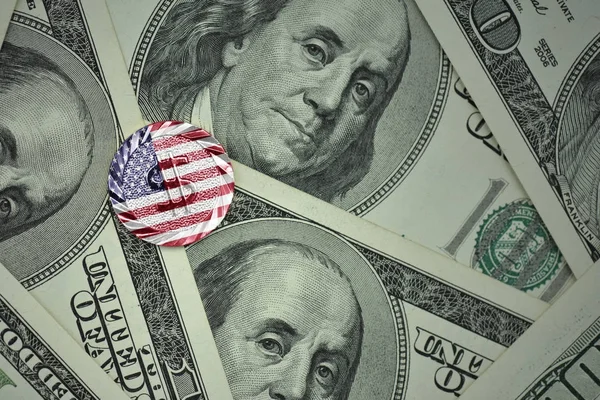 Pièce de monnaie avec signe dollar avec drapeau national des États-Unis d'Amérique sur le dollar billets d'argent fond . — Photo