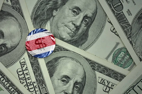 Moeda com sinal de dólar com bandeira nacional da costa rica no fundo de notas de dinheiro dólar . — Fotografia de Stock