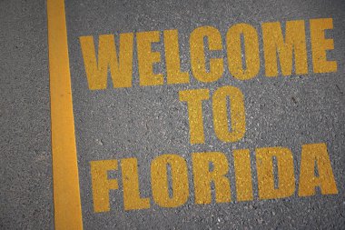 asfalt yol ile metin sarı no'lu satırın yakınında Florida'ya hoş geldiniz
