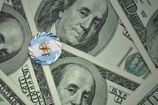 Moeda com sinal de dólar com bandeira nacional da argentina no fundo de notas de dinheiro de dólar — Fotografia de Stock