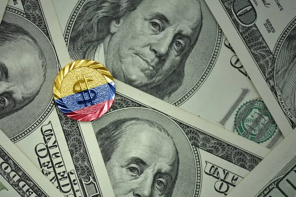 Pièce avec signe dollar avec drapeau national de la colombie sur le fond des billets en dollars — Photo