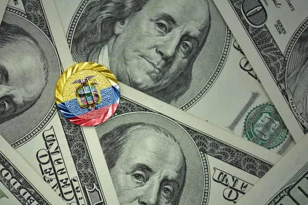Münze mit Dollarzeichen mit Nationalflagge Ecuadors auf dem Hintergrund der Dollarnoten — Stockfoto