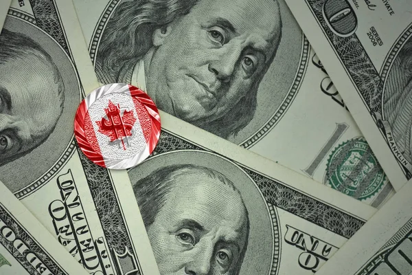 Pièce avec signe dollar avec drapeau national du Canada sur le fond des billets en dollars — Photo