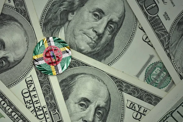 Νομισμάτων με το σύμβολο του δολαρίου με εθνική σημαία της Δομίνικα στο δολάριο χρήματα τραπεζογραμμάτια φόντο — Φωτογραφία Αρχείου