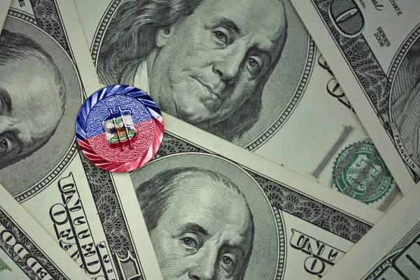 Münze mit Dollarzeichen mit Nationalflagge aus Haiti auf dem Hintergrund der Dollargeldscheine — Stockfoto