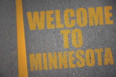 asfalt yol ile metin sarı no'lu satırın yakınında Minnesota'ya hoş geldiniz.