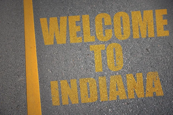 Strada asfaltata con testo benvenuto in indiana vicino alla linea gialla . — Foto Stock