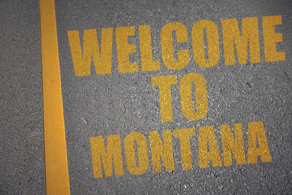 Asfaltová silnice s textem Vítejte montana poblíž žlutá čára. — Stock fotografie