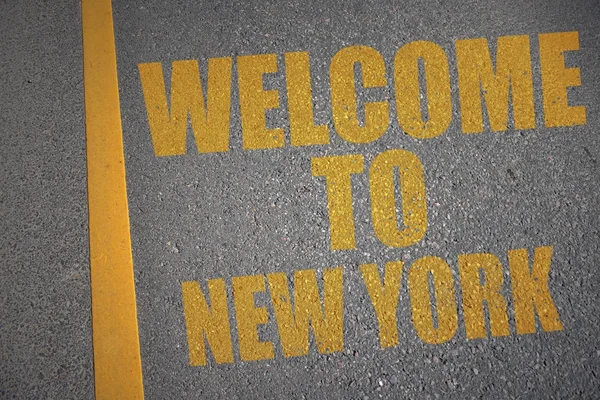 Route asphaltée avec texte bienvenue à New York près de la ligne jaune . — Photo