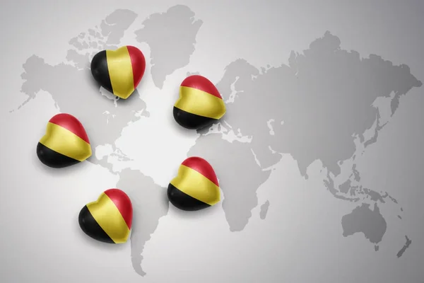 Belçika Ulusal bayrak dünya harita arka plan üzerinde beş kupa. — Stok fotoğraf