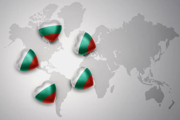 Cinco corazones con bandera nacional de bulgaria en un mapa mundial de fondo . —  Fotos de Stock