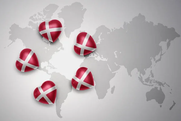 五心脏与丹麦国旗在世界地图背景. — 图库照片