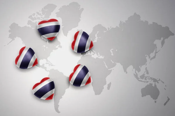 Cinq cœurs avec drapeau national de Thaïlande sur fond de carte du monde . — Photo