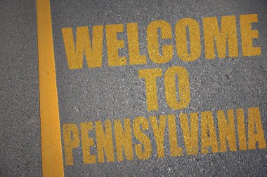asfalt yol ile metin sarı no'lu satırın yakınında Pennsylvania'ya hoş geldiniz.