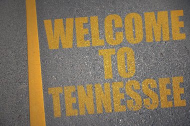 asfalt yol ile metin sarı no'lu satırın yakınında Tennessee'ye hoş geldiniz.