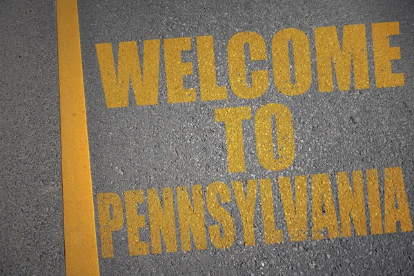 asfalt yol ile metin sarı no'lu satırın yakınında Pennsylvania'ya hoş geldiniz.