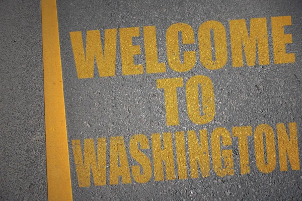 Strada asfaltata con testo benvenuto a Washington vicino alla linea gialla . — Foto Stock