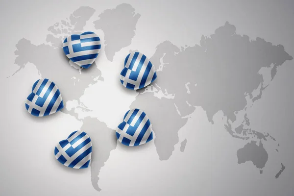 세계 지도 배경에 그리스의 국기 5 개의 마음. — 스톡 사진
