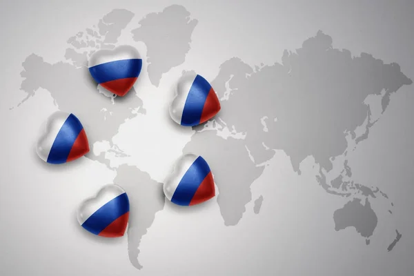 Pět srdce s státní vlajka Ruska na pozadí mapy světa. — Stock fotografie