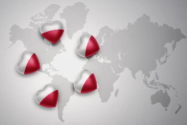 Cinco corações com bandeira nacional de polônia em um fundo de mapa do mundo . — Fotografia de Stock