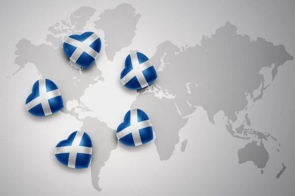 Cinco corações com bandeira nacional da Escócia em um fundo de mapa do mundo . — Fotografia de Stock