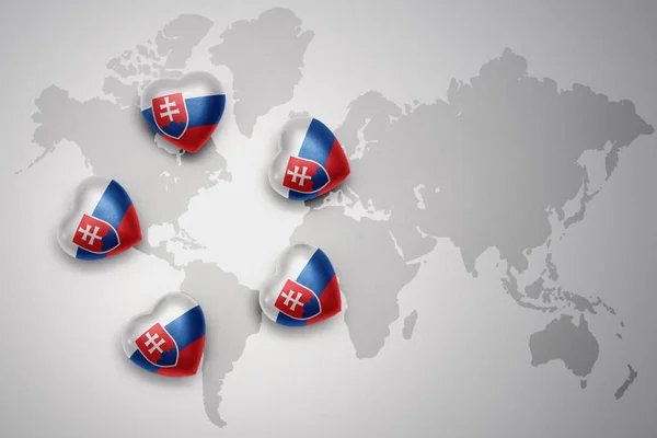 Fünf Herzen mit der Nationalflagge der Slowakei auf einem Weltkartenhintergrund. — Stockfoto