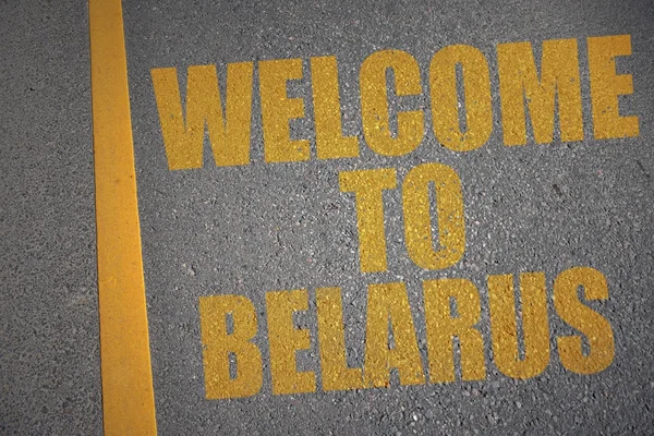 Strada asfaltata con testo benvenuto in Bielorussia vicino alla linea gialla . — Foto Stock