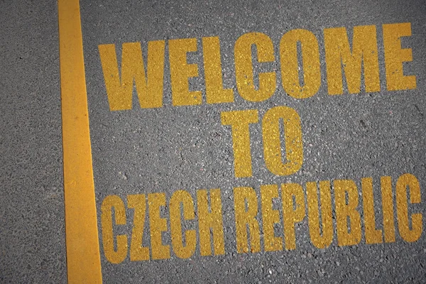 Route asphaltée avec texte bienvenue à République tchèque près de la ligne jaune . — Photo