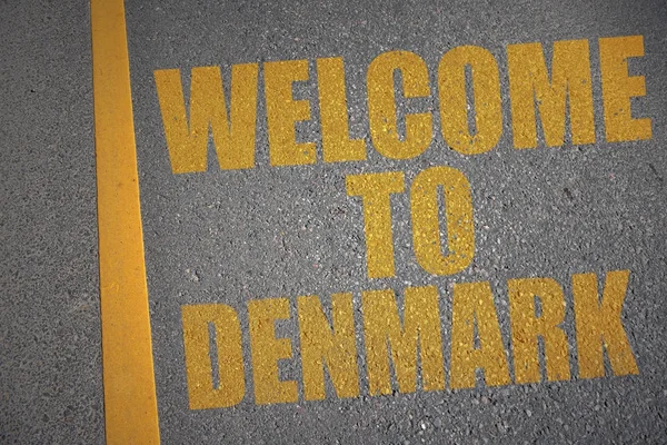 Asfaltvägen med texten Välkommen till Danmark nära gula linjen. — Stockfoto