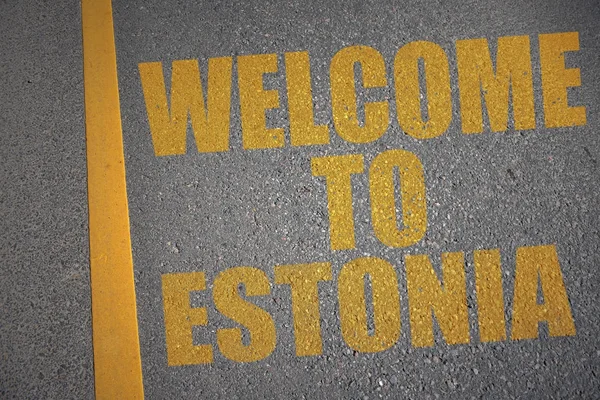Асфальтована дорога з текстом ласкаво просимо до Естонії поблизу жовтої лінії . — стокове фото